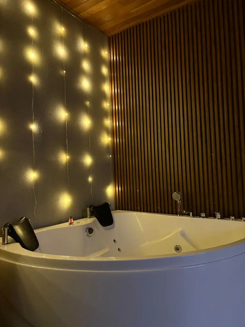 Jacuzzi privado de la cabaña con vista al bosque