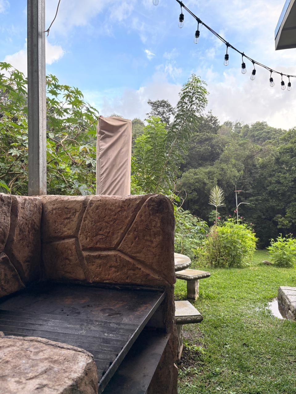 Zona de barbacoa con parrilla de gas en cabaña de Fraijanes de Poás